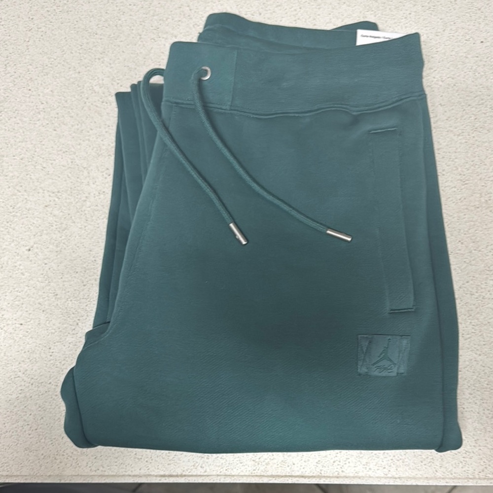 Jordan 
Women’s Green Sweat Pants